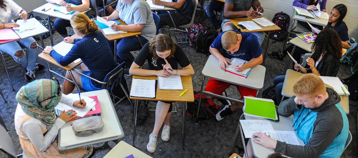 学生s studying in a circle 